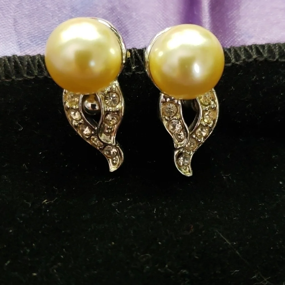 Vtg Pearl & Diamond Look Screw/Clip Post Earrings